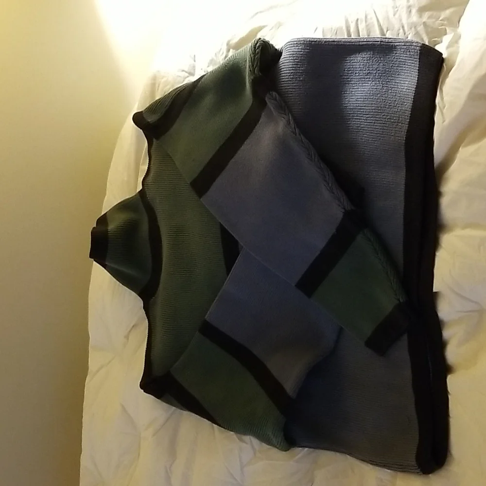 Sweater - Picture 1 of 4